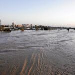 La imagen que presentaba ayer el río a su paso por la ciudad y sus alrededores obligó a tomar precauciones