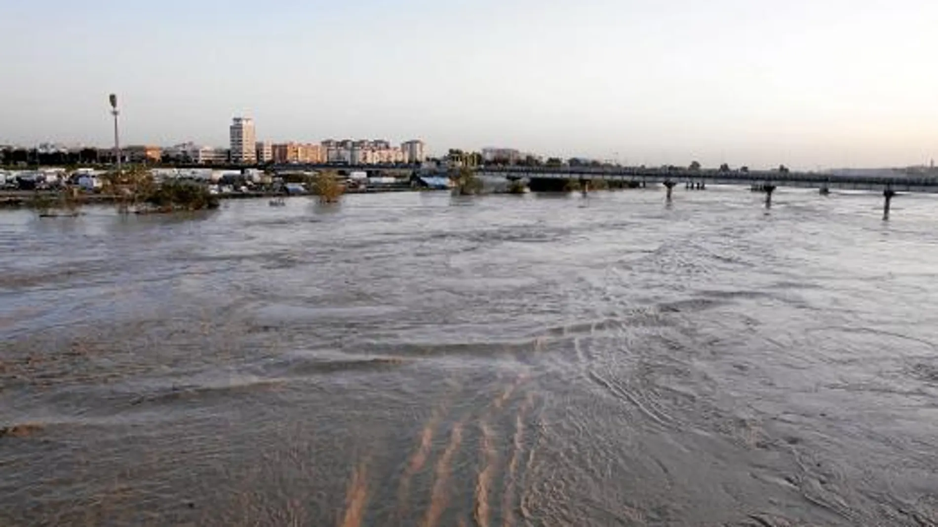 La imagen que presentaba ayer el río a su paso por la ciudad y sus alrededores obligó a tomar precauciones