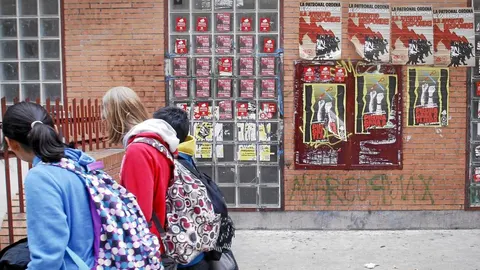 Los carteles que animan a la huelga ya se pueden ver en colegios e institutos