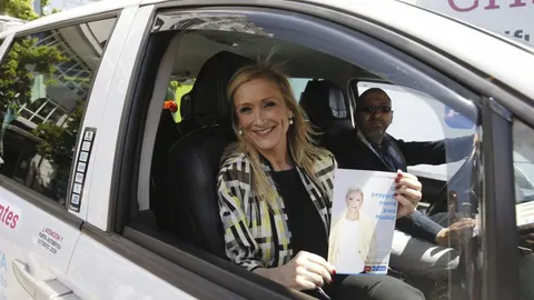 La candidata del PP a la Presidencia de la Comunidad de Madrid, Cristina Cifuentes, de los autobuses con los que el partido recorrerá la región
