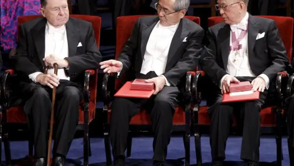 Los premios Nobel de Química, el norteamericano Richard F. Heck y los japoneses Ei-ichi Negishi (c) y Akira Suzuki (d), tras recoger la medalla y el diploma que les acreditan como tal