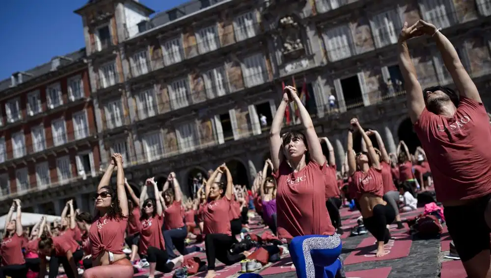 Multitudinaria sesión de Yoga en la Plaza Mayor de Madrid el verano pasado.