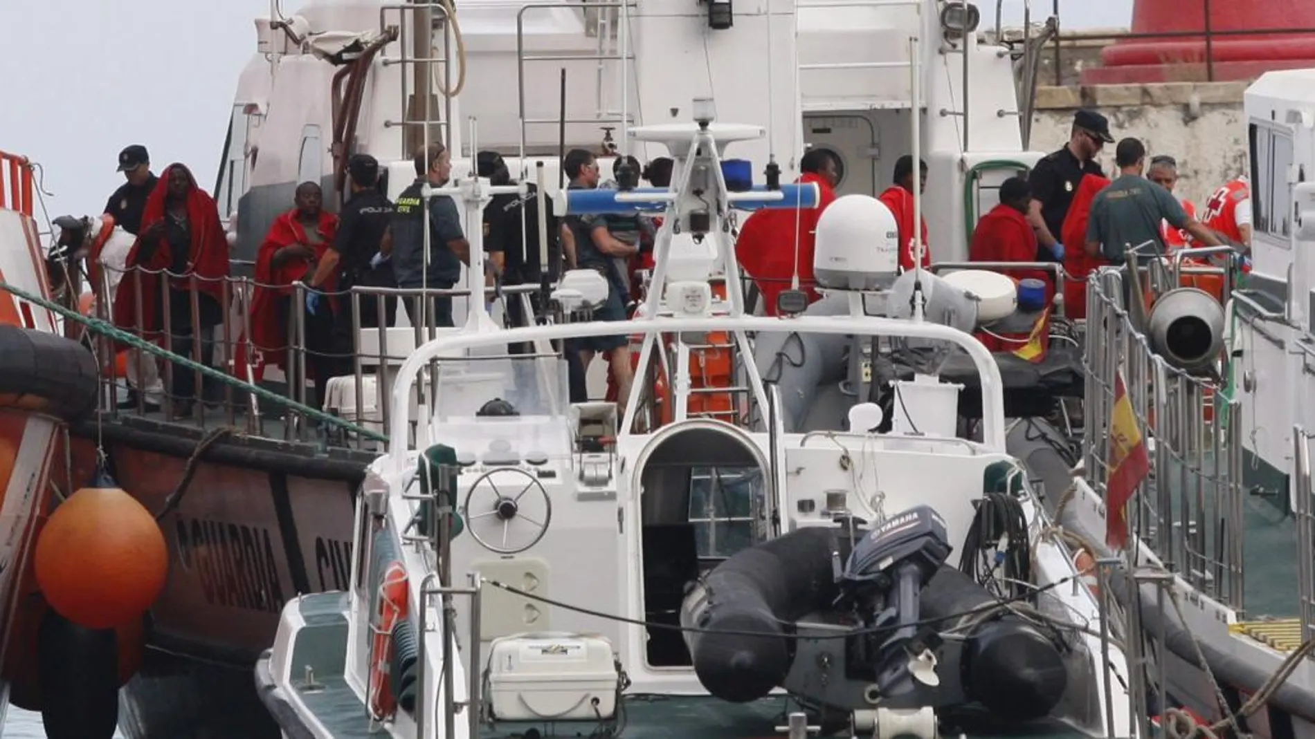Los 29 ocupantes de una patera interceptada ayer por Salvamento Marítimo.