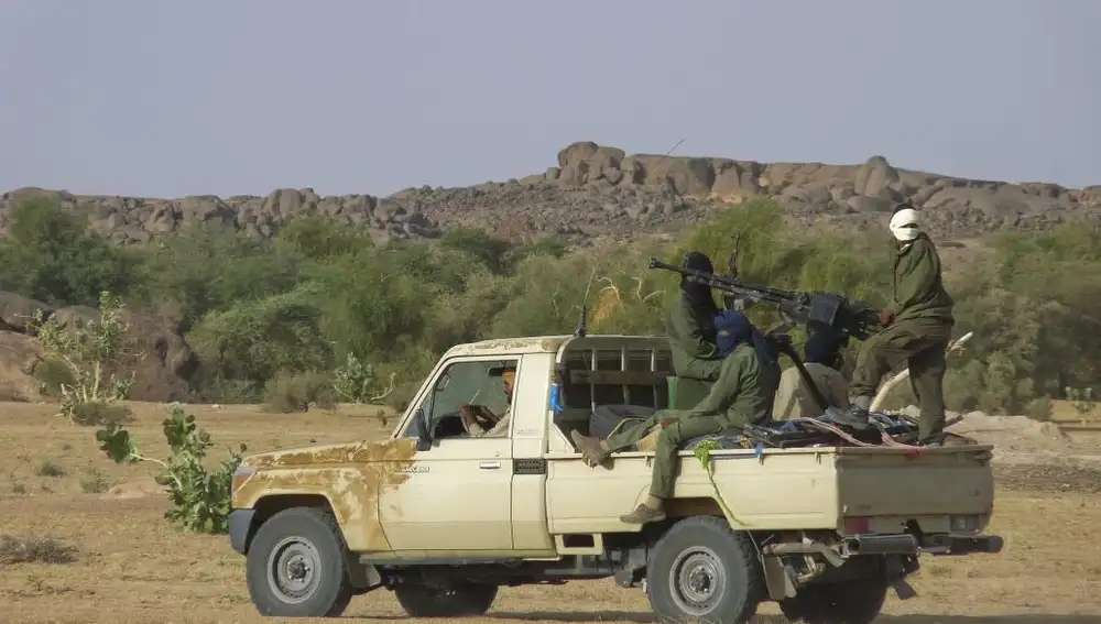 Imagen de archivo que muestra rebeldes del grupo independentista tuareg Movimiento Nacional de Liberación de Azawad (MNLA) cerca de Kidal, Mali, el 18 de octubre de 2011.
