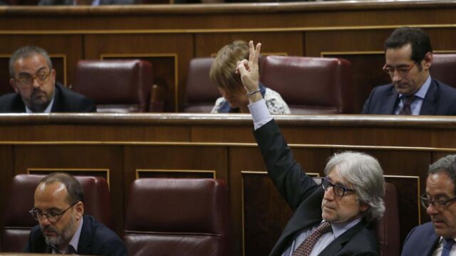 El diputado de CiU en el Congreso Josep Sánchez Llibre durante las votaciones en el pleno celebrado hoy en el Congreso de los Diputados.