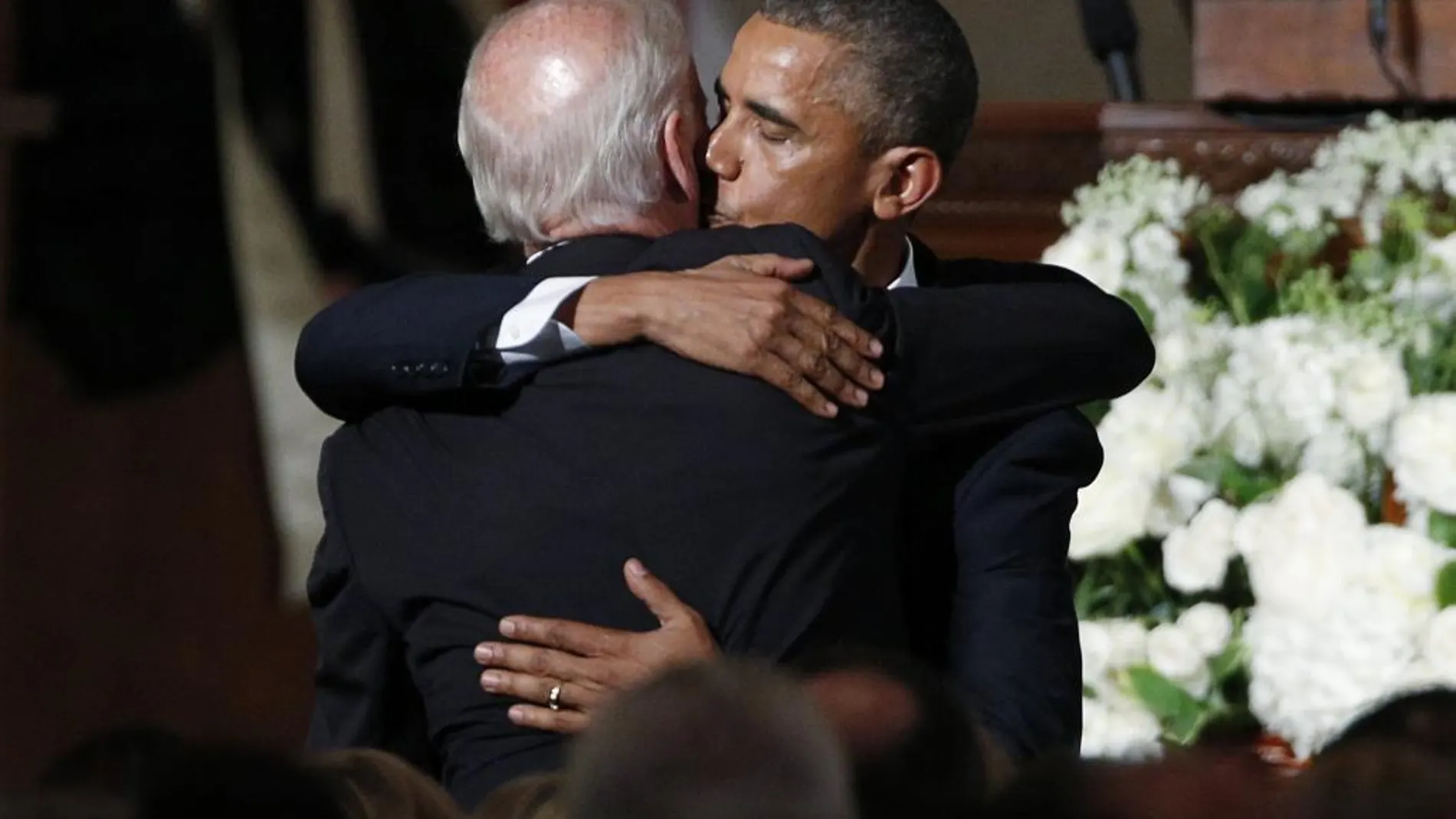 Obama abraza al vicepresidente estadounidense, Joe Biden, durante el funeral