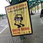 Un pasajero pasa junto a un cartel de la huelga en una estación de autobuses de Lisboa