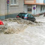 El agua arrastra varios vehículos en la localidad murciana de Águilas