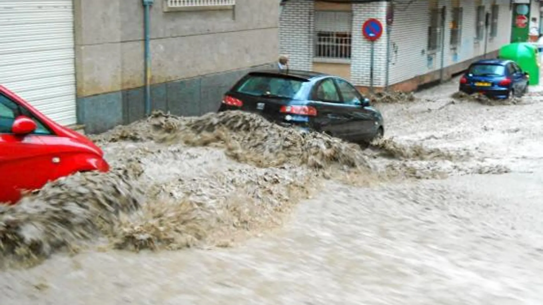 El agua arrastra varios vehículos en la localidad murciana de Águilas