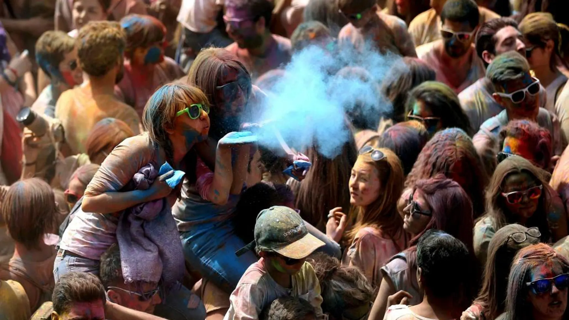Los asistentes se lanzan polvos de colores, símbolo de alegría y felicidad