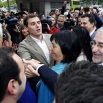 El presidente de Ciuadadanos, Albert Rivera, saluda a simpatizantes durante un paseo que ha realizado por distintas calles en Santander