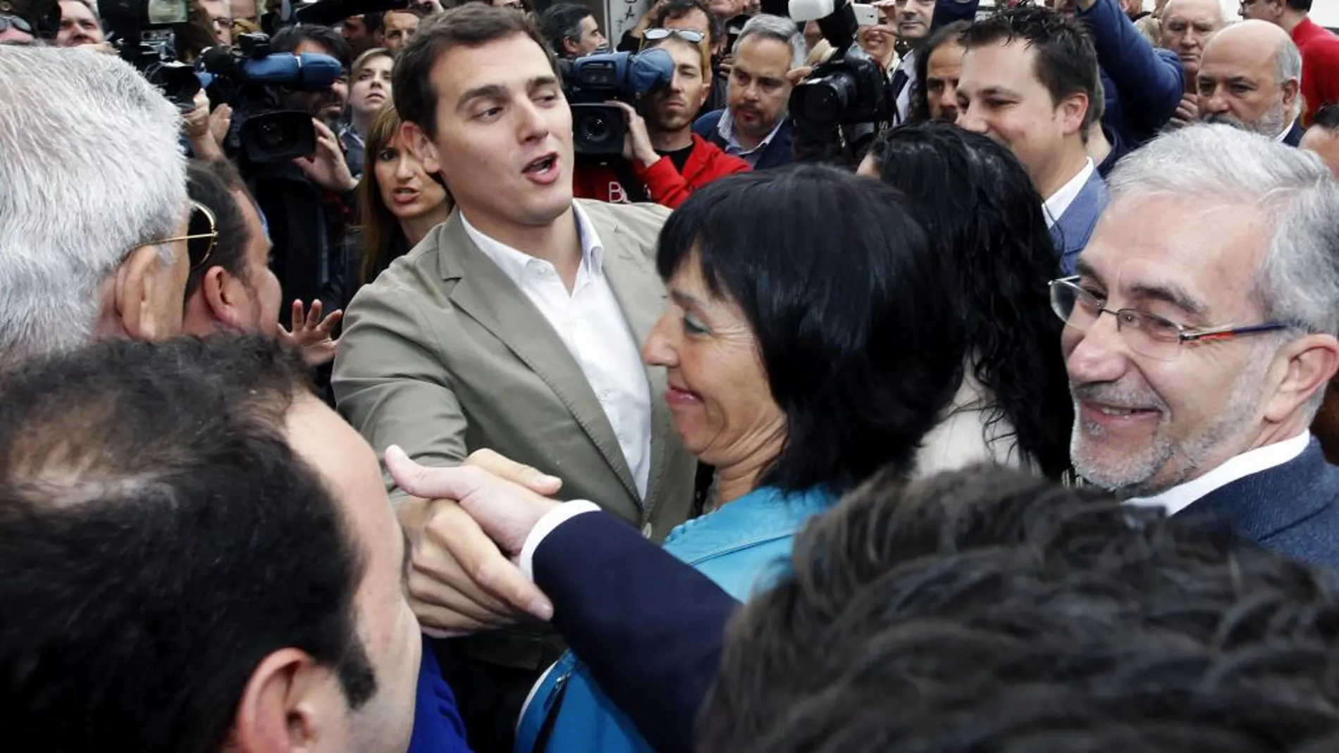 El presidente de Ciuadadanos, Albert Rivera, saluda a simpatizantes durante un paseo que ha realizado por distintas calles en Santander