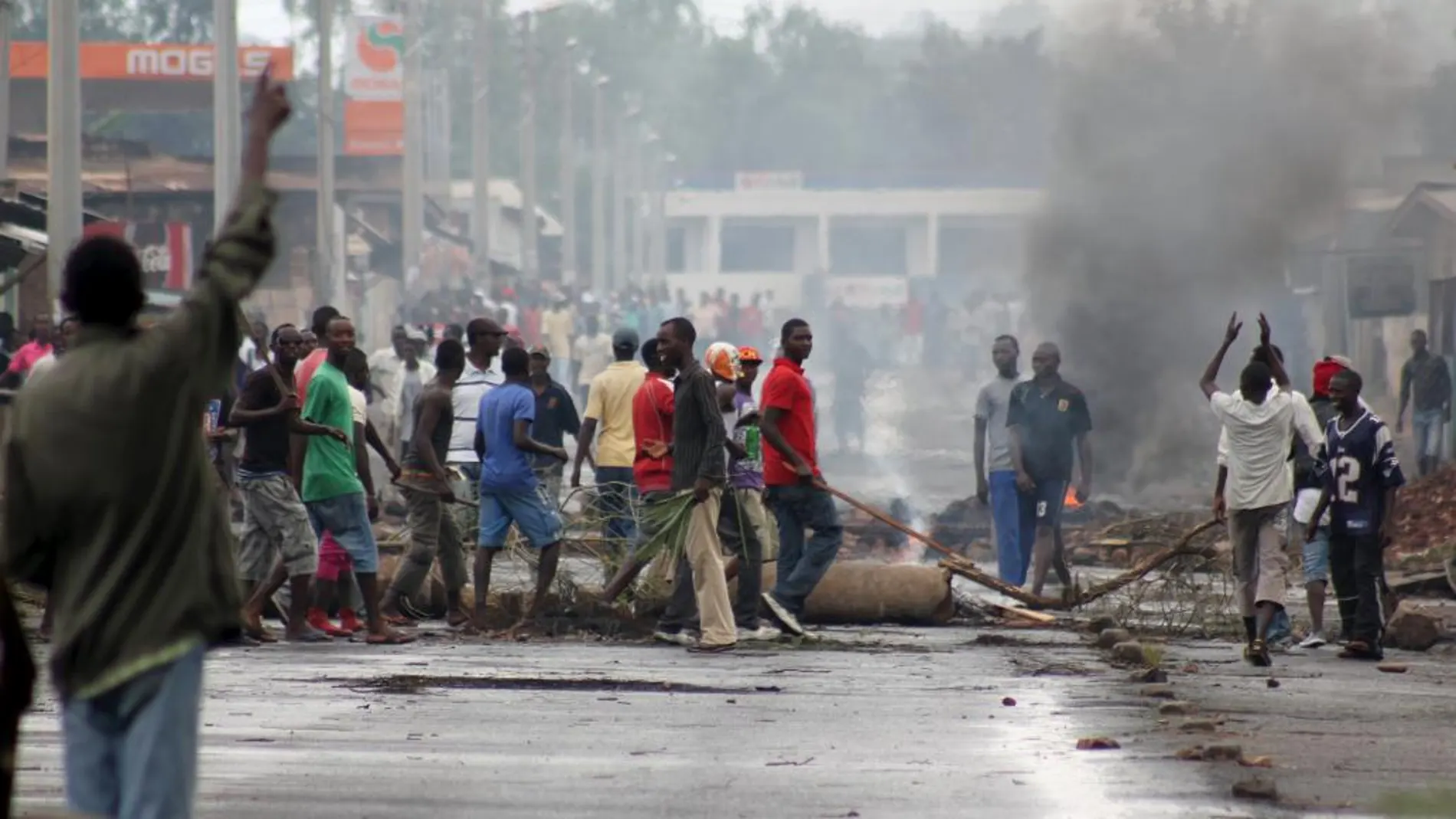 Manifestantes levantan barricadas durante una manifestación en Bujumbura, Burundi