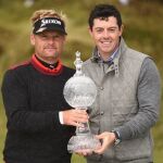 Søren Kjeldsen recibe el premio de manos de Rory McIlroy