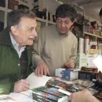 El autor uruguayo firma un ejemplar de uno de sus libros en la Feria del Libro de Madrid en 2002