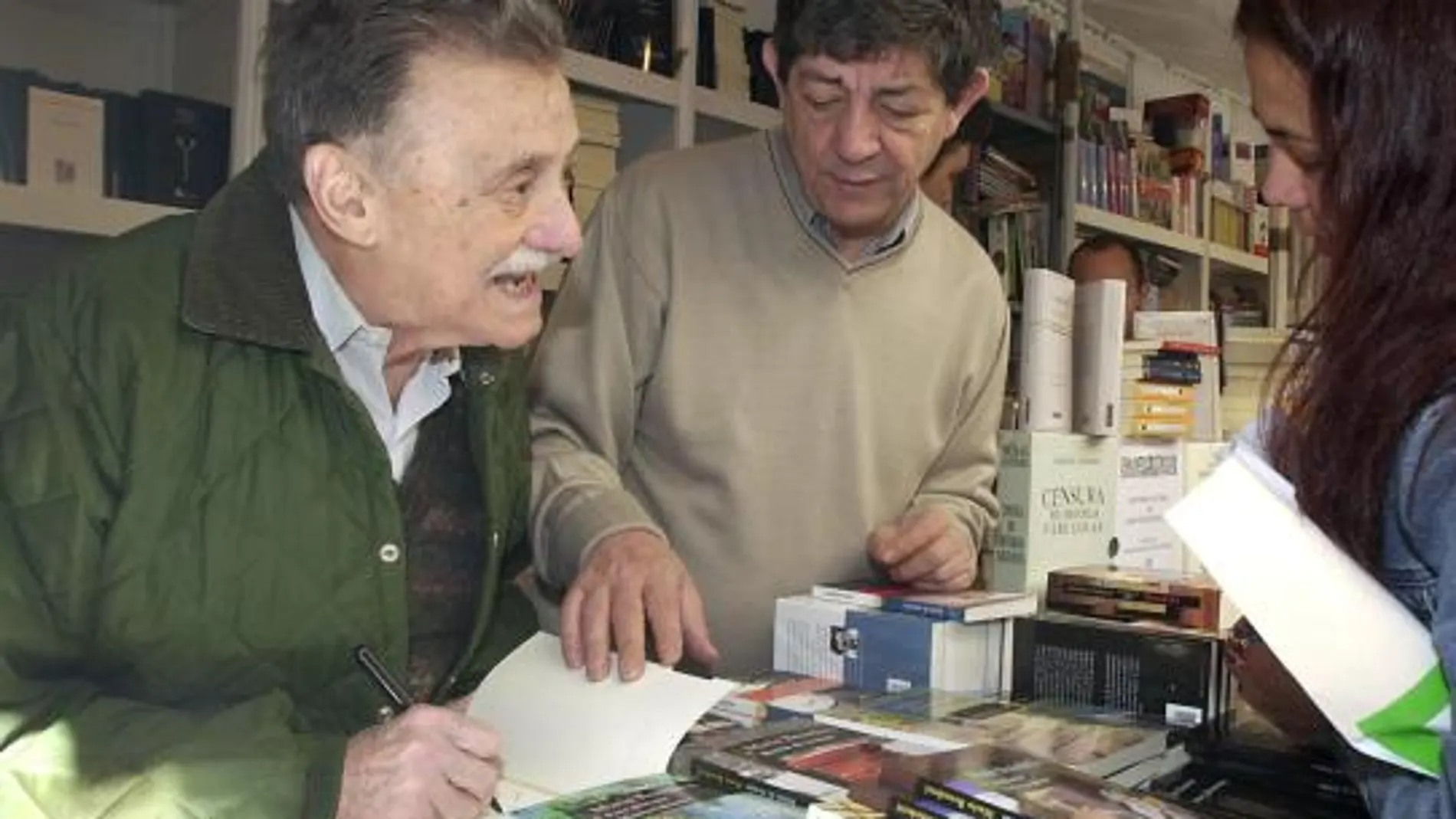 El autor uruguayo firma un ejemplar de uno de sus libros en la Feria del Libro de Madrid en 2002