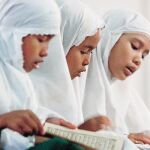 Unas niñas musulmanas de Timor leen el Corán durante el Ramadán