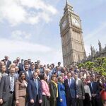 David Cameron posó ayer frente al Parlamento británico junto a los diputados conservadores elegidos