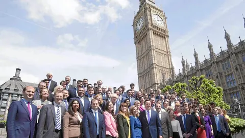 David Cameron posó ayer frente al Parlamento británico junto a los diputados conservadores elegidos
