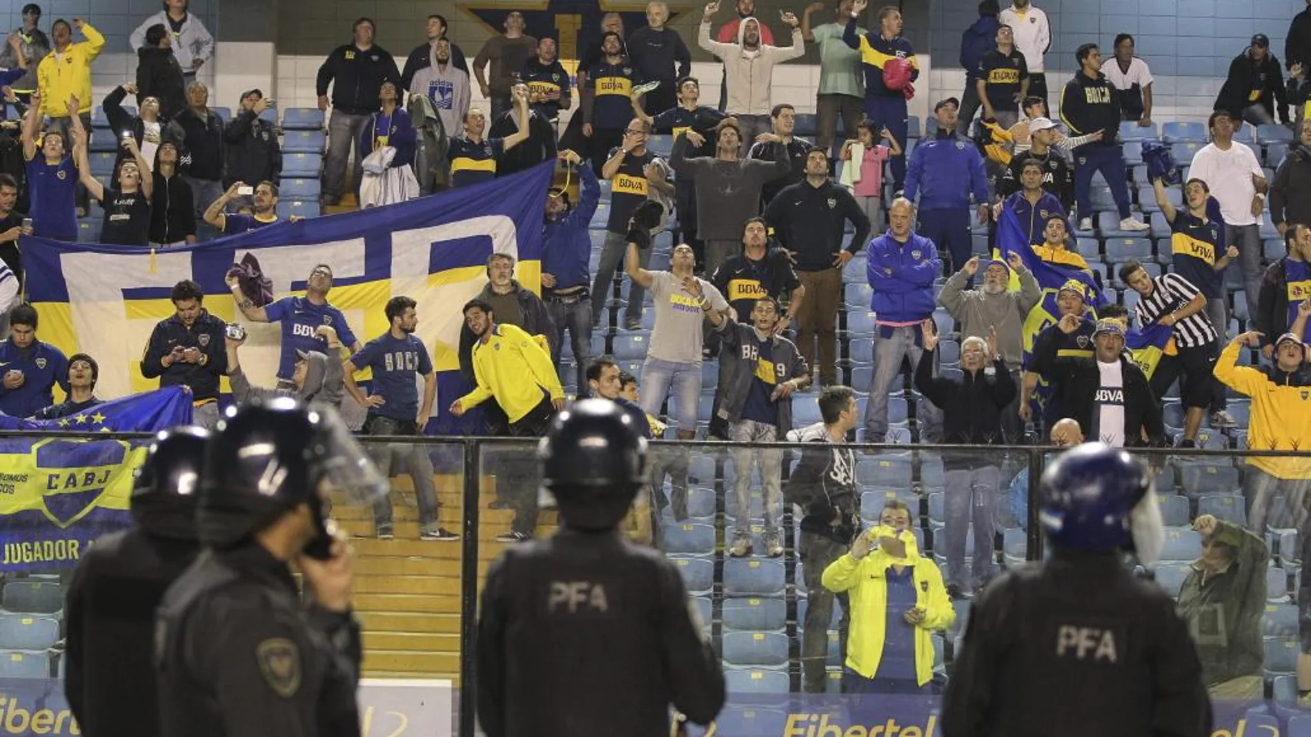 Los seguidores del Boca Juniors lanzaron gas pimienta desde la tribuna al túnel por el que salián los jugadores de River en la segund parte