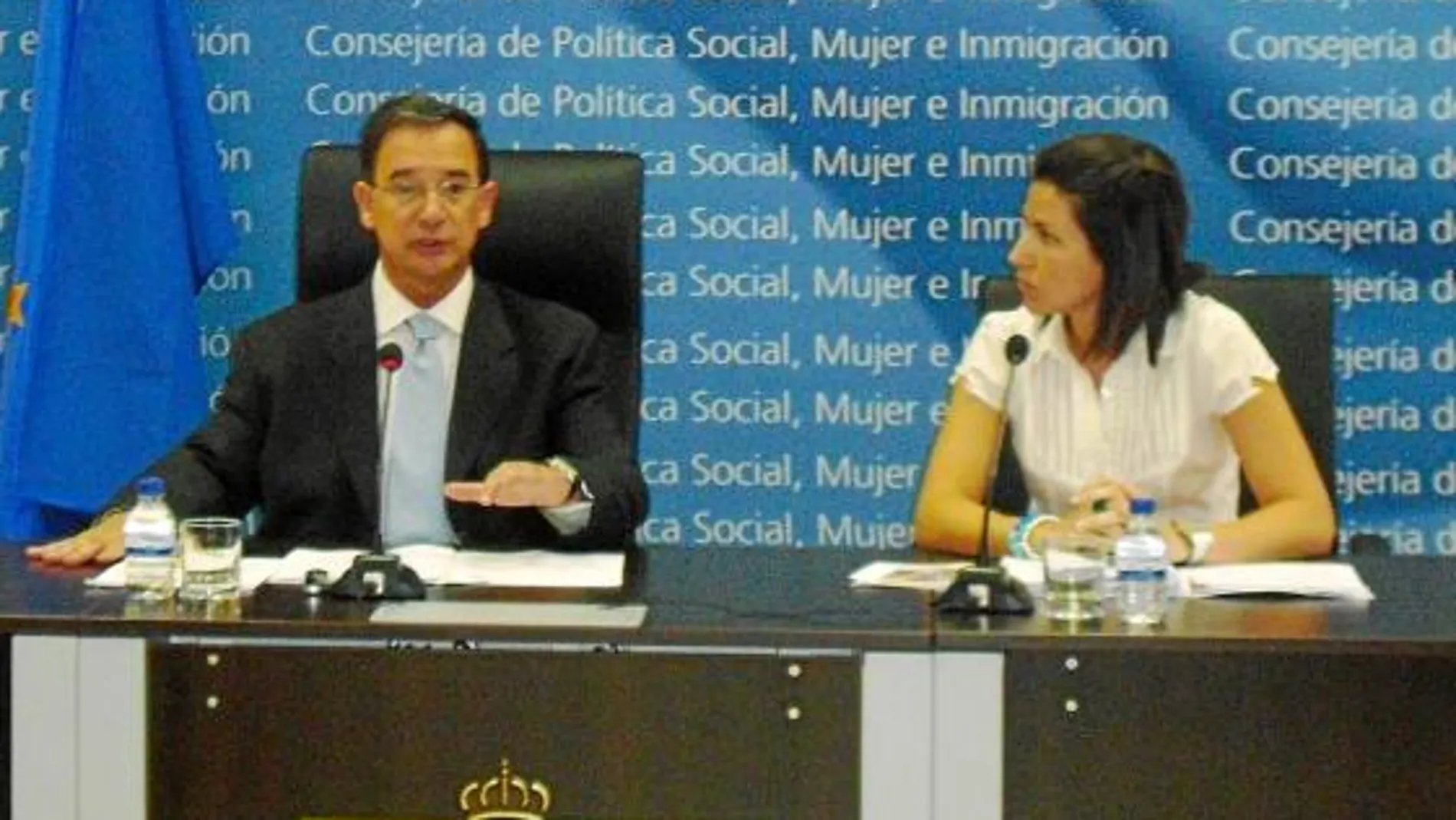 Joaquín Bascuñana y Laura Muñoz, durante la rueda de prensa celebrada ayer en la Consejería