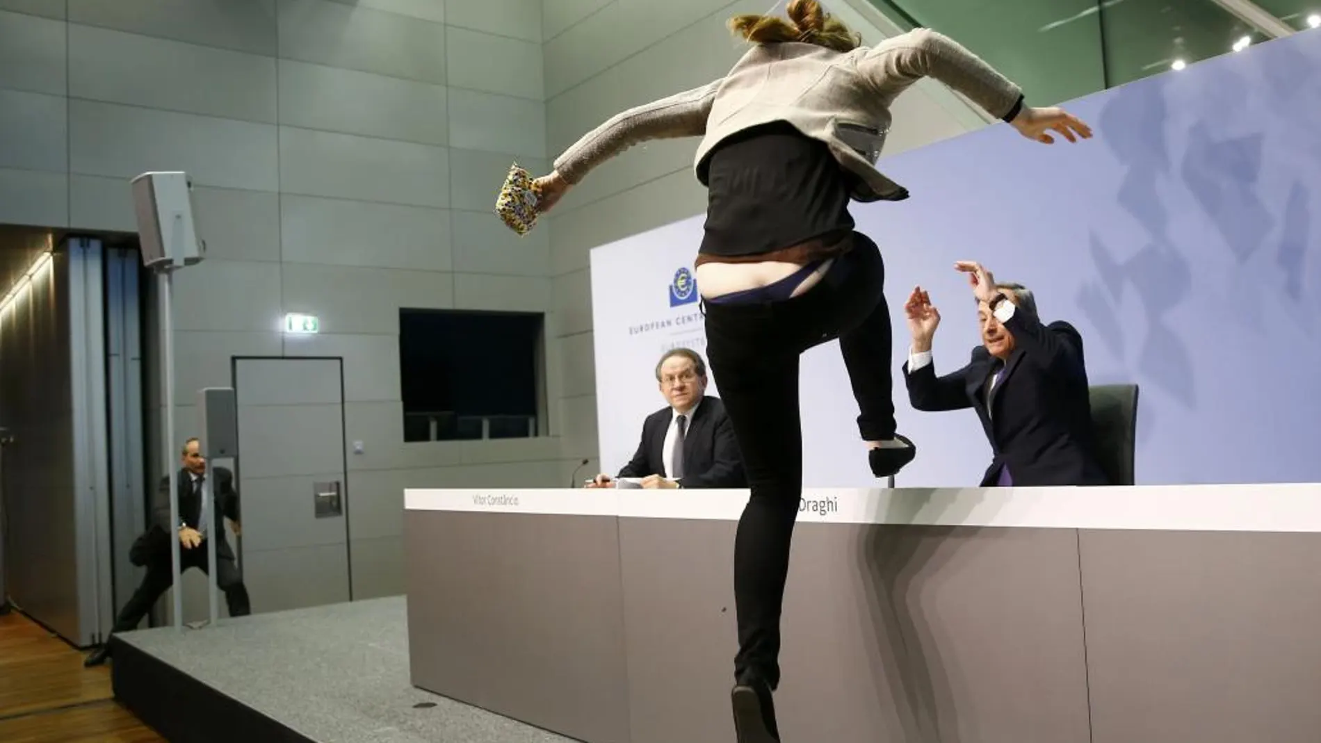 Mario Draghi durante la interrupción protagonizada por una joven en una rueda de prensa en Fráncfort