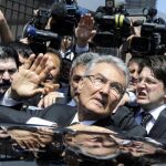 Deniz Baycal sale de la sede de su partido tras anunciar su dimisión