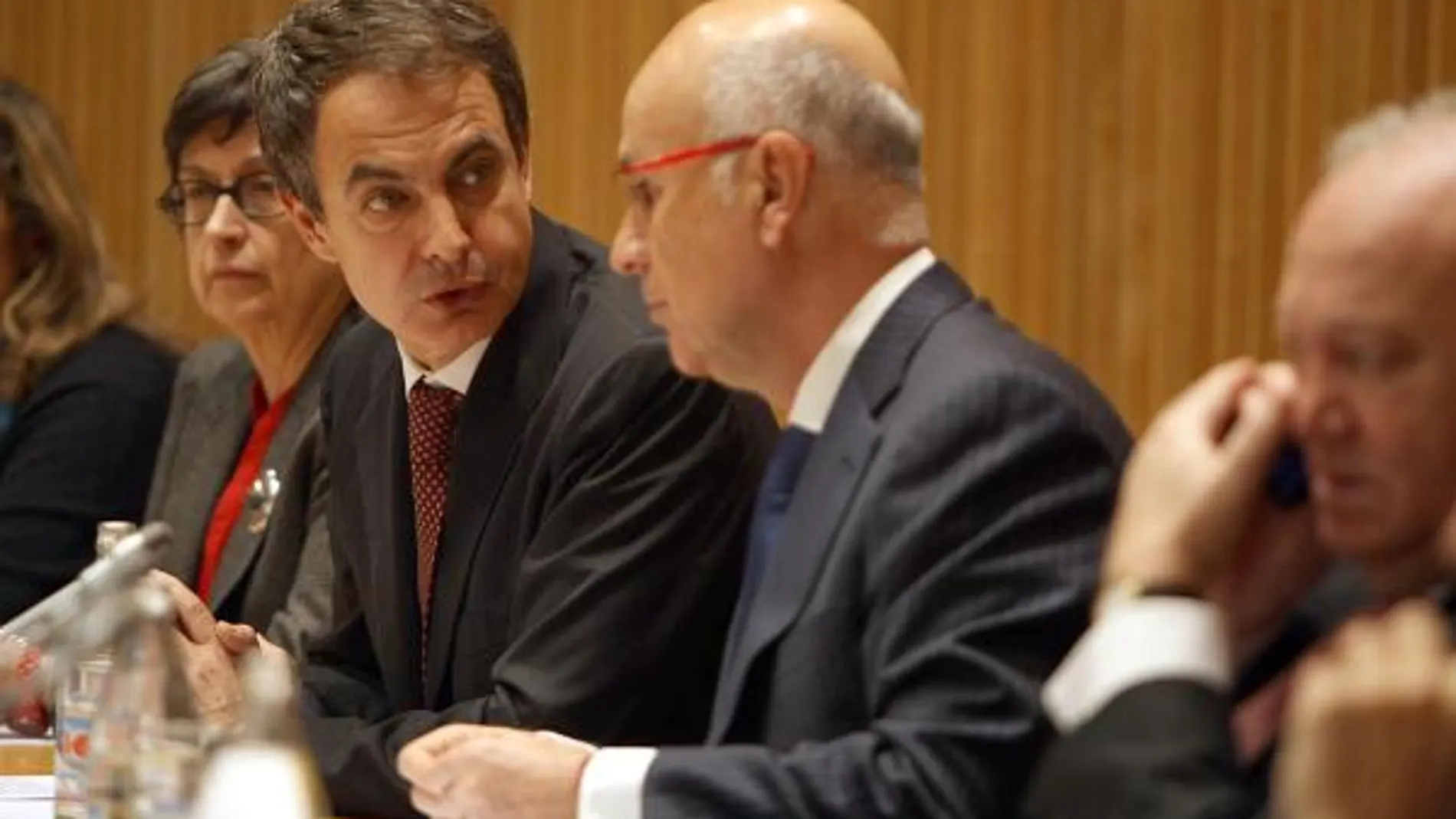 Primera propuesta tras la reunión de Moncloa: un Gobierno PSOE-PP-CiU
