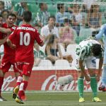 Los jugadores del Sporting de Gijón celebran el primer gol ante el Real Betis