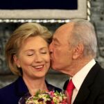 Hillary Clinton recibe un beso de Simon Peres
