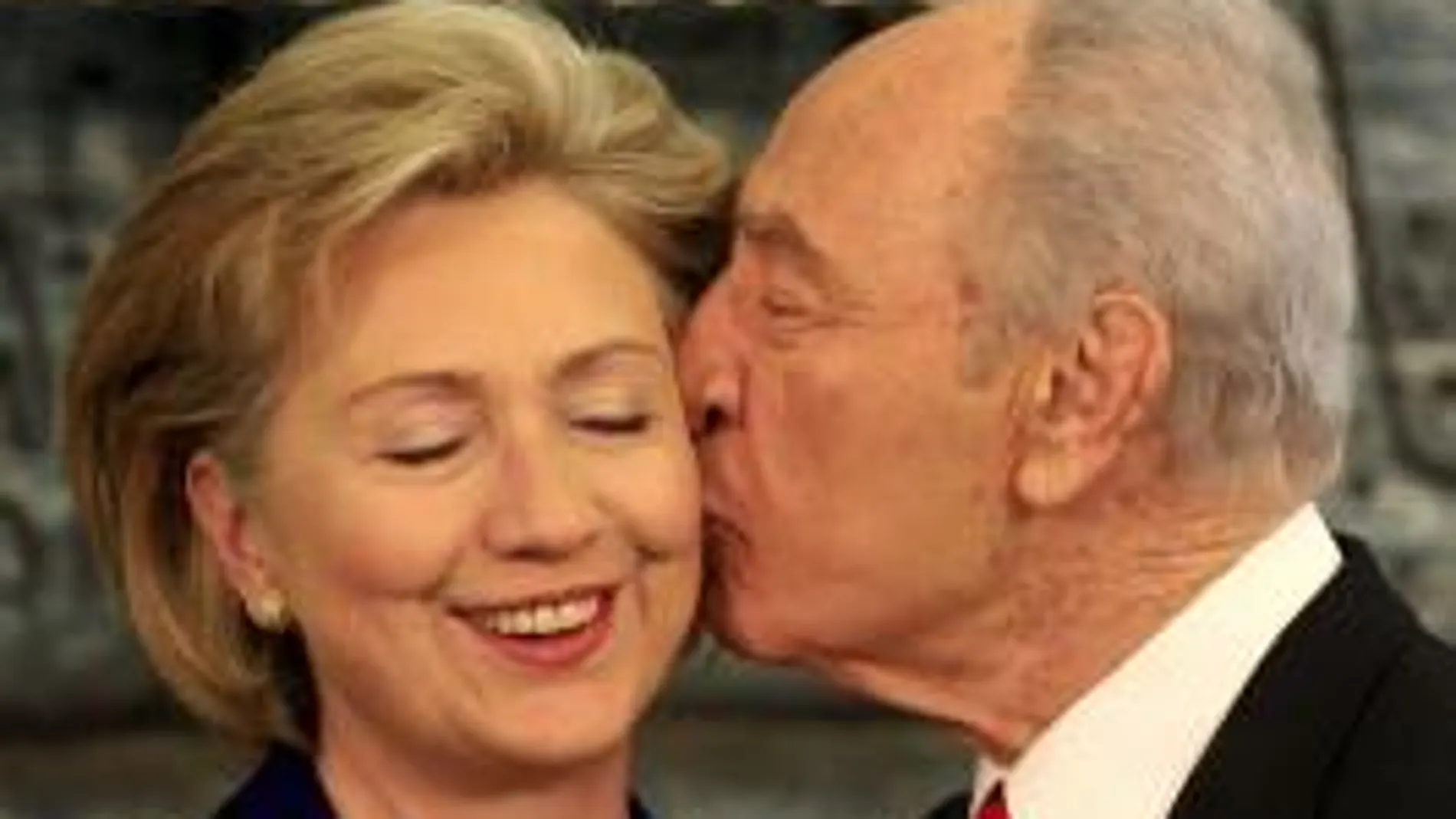 Hillary Clinton recibe un beso de Simon Peres