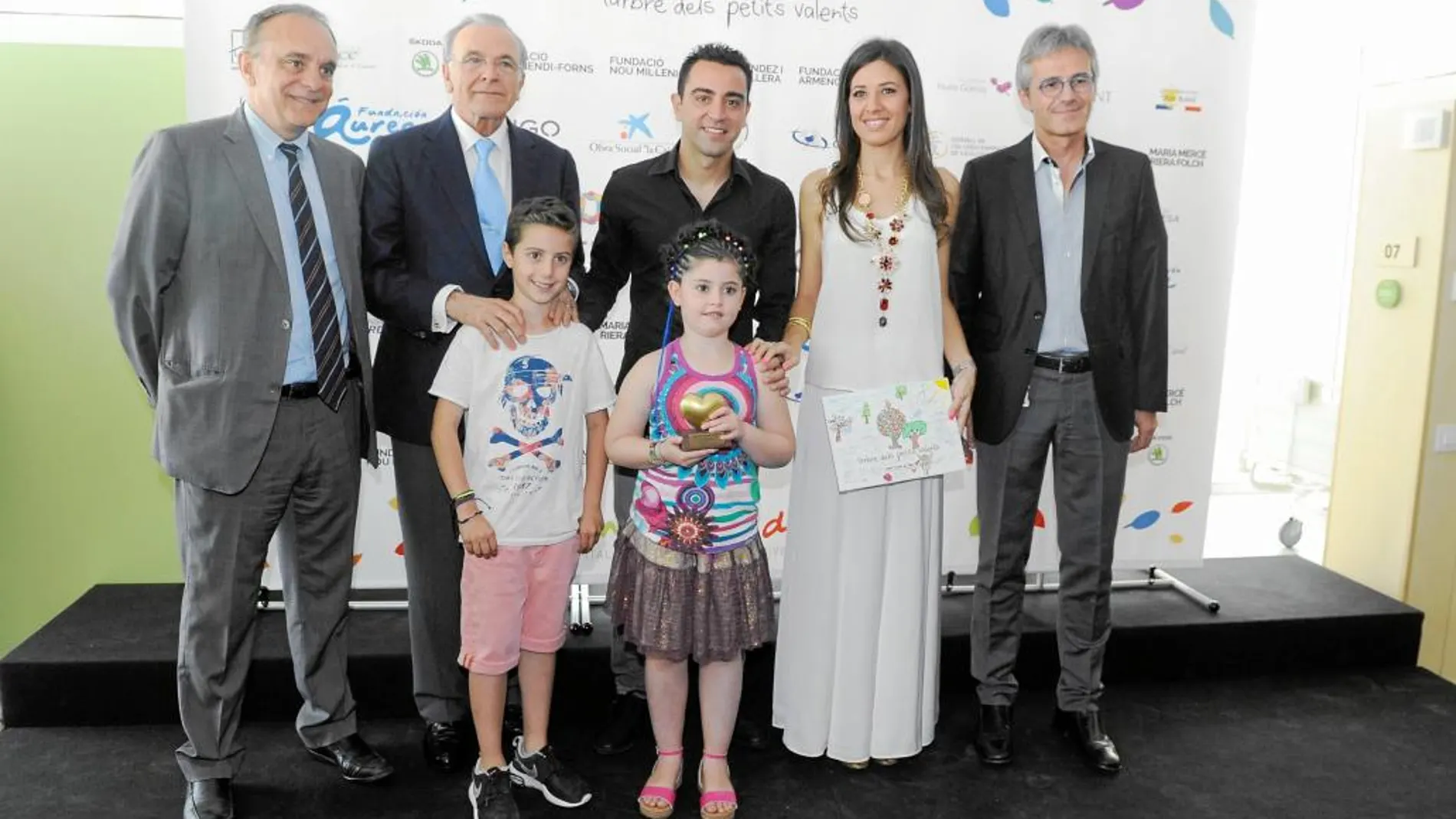 El presidente de la Fundacción Bancaria de La Caixa, Isidro Fainé, y el jugador del Barça Xavi presentaron la ampliación del nuevo centro