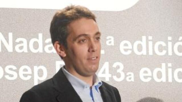 El escritor y periodista Cristian Segura posa con el premio Pla