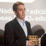El escritor y periodista Cristian Segura posa con el premio Pla