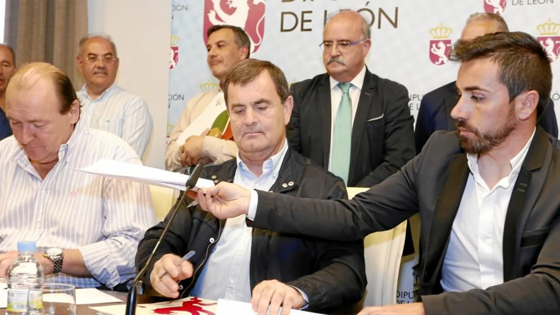 Los responsables de la UTE Legio VII, del consorcio provincial Gersul y del comité de empresa, Óscar Sanzo (I), José Antonio Velasco (C) y Fernando Abella (D), firman el acuerdo que pone fin a la huelga de basuras de León