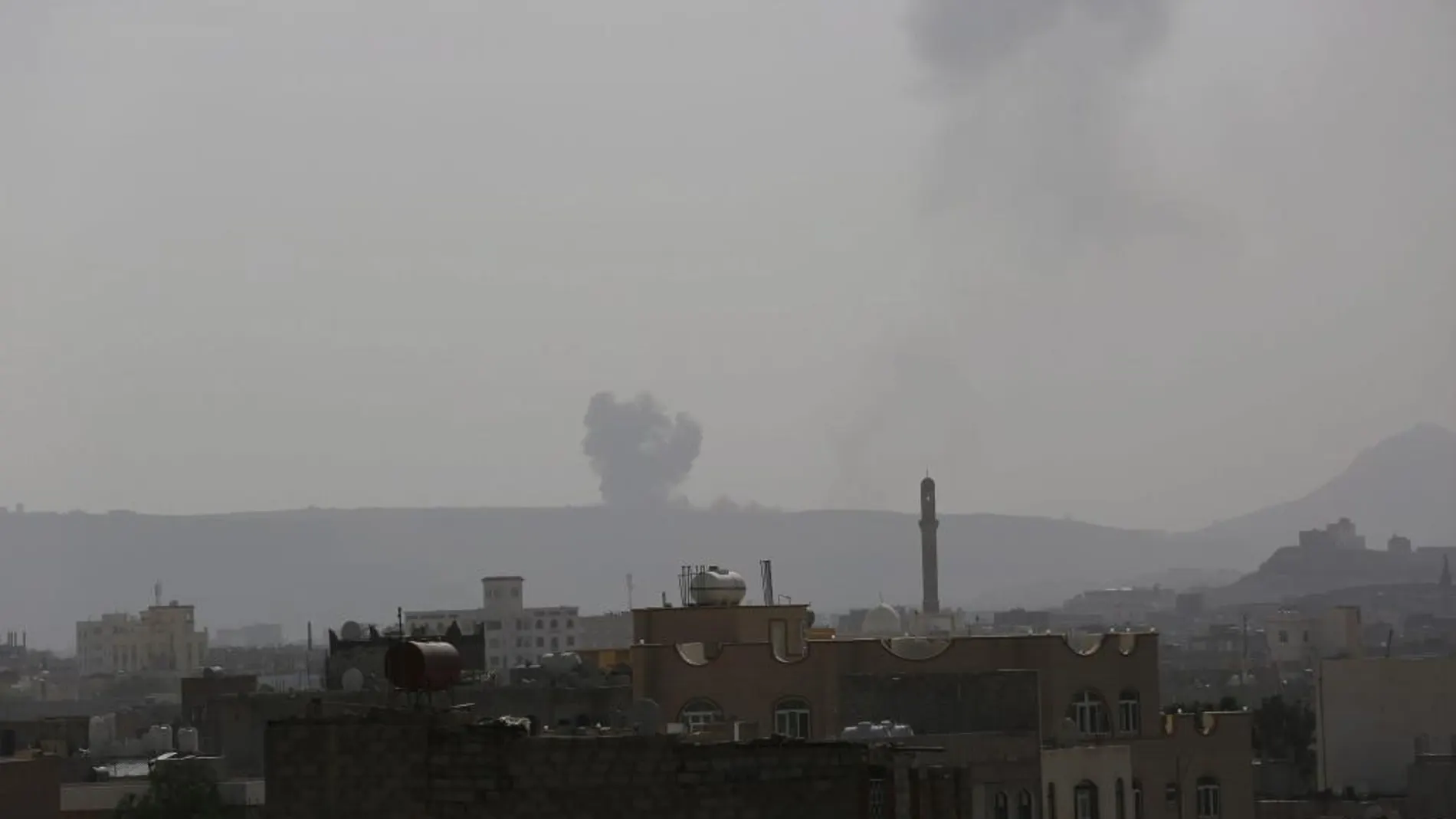 Al menos 44 muertos y 180 heridos en bombardeos de la coalición árabe en Saná