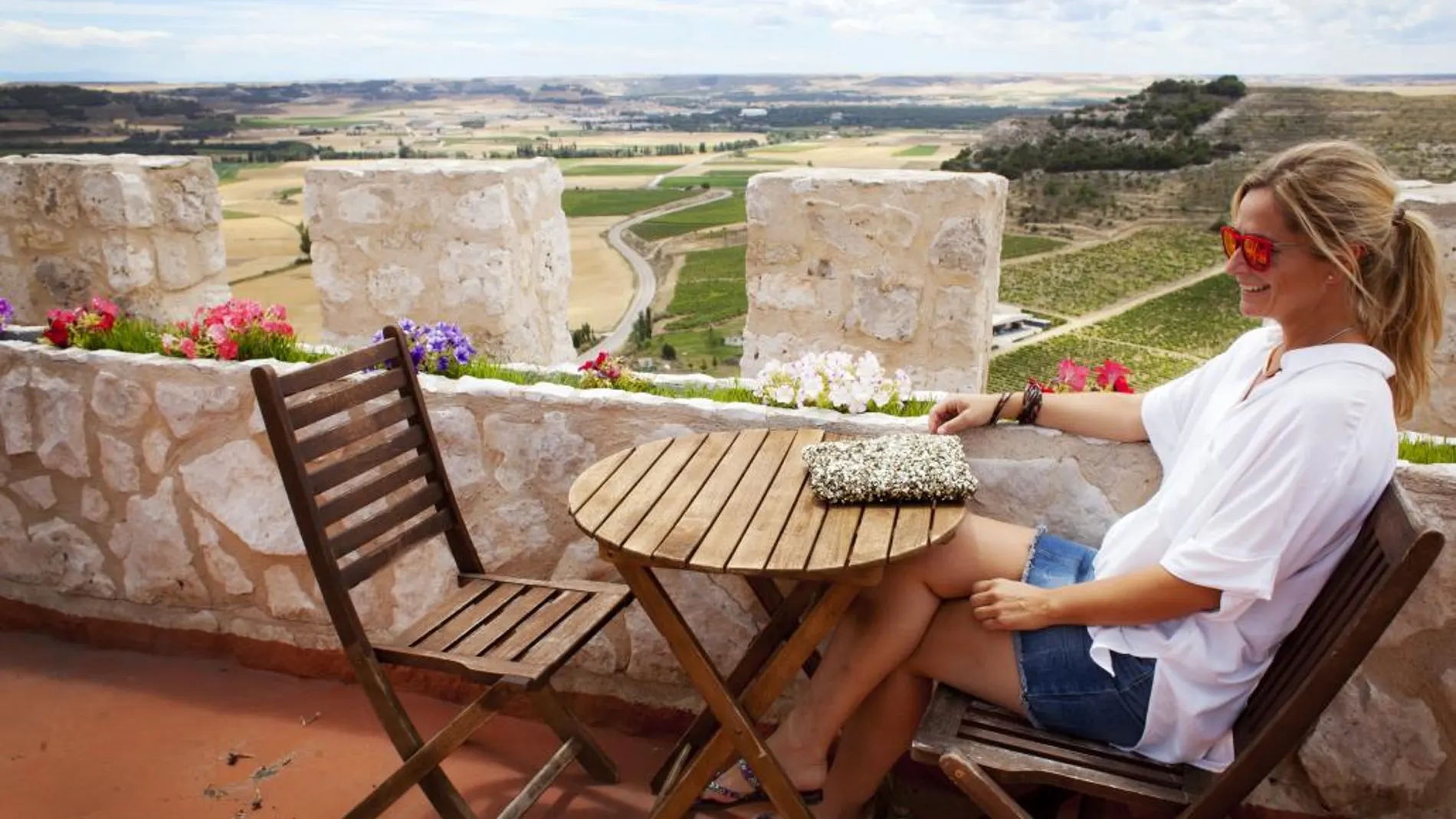 Una turista en el castillo de Curiel, Valladolid