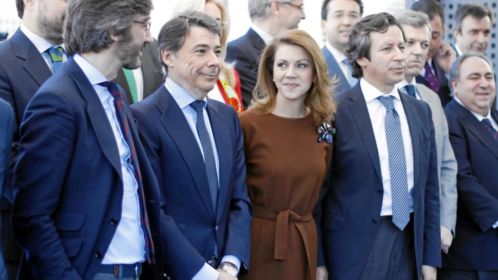Miembros del PP, ayer, tras reunirse en la sede del partido en la calle Génova