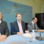 El consejero de Educación, Constantino Sotoca (segundo por la derecha)