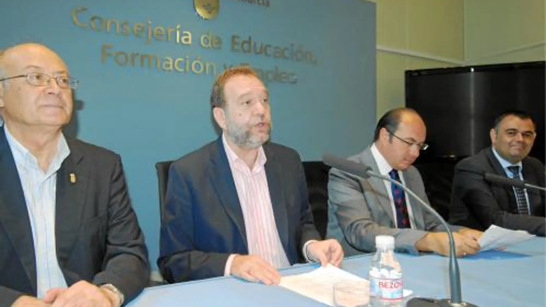 El consejero de Educación, Constantino Sotoca (segundo por la derecha)