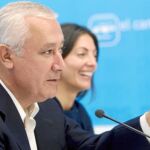 El presidente del PP-A, Javier Arenas, junto a la portavoz del partido, Rosario Soto