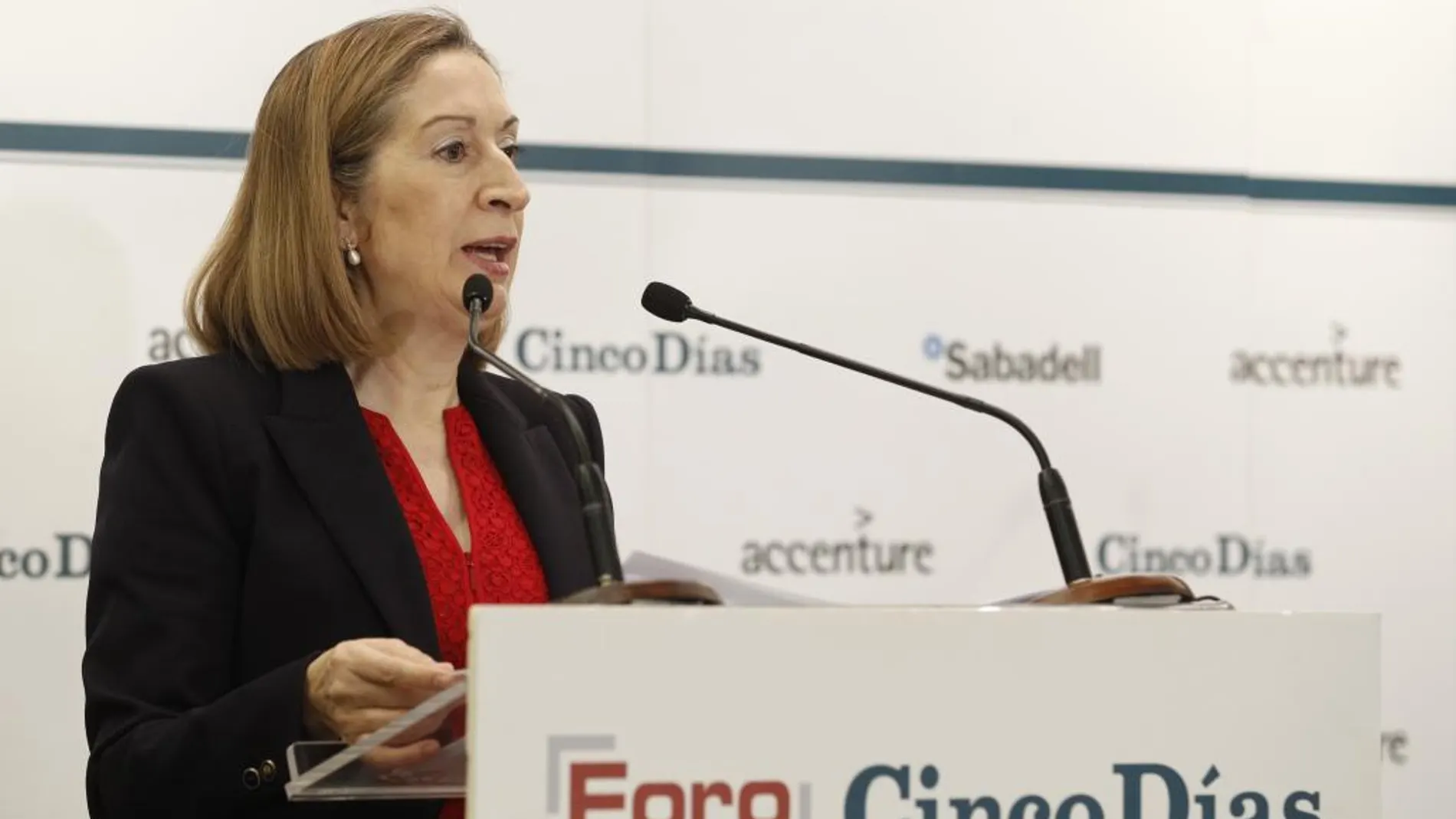 La Ministra de Fomento, Ana Pastor, en el desayuno informativo