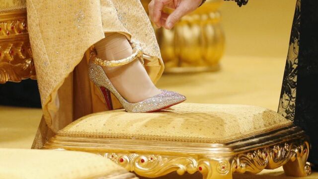 Detalle de los zapatos de la novia elaborados por Christian Louboutin y de la tobillera de oro y brillantes