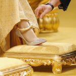 Detalle de los zapatos de la novia elaborados por Christian Louboutin y de la tobillera de oro y brillantes