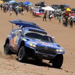 El piloto español Carlos Sáinz (abajo) desciende hacia el océano Pacífico hoy, jueves 6 de enero de 2011, al llegar a Iquique, Chile, durante el especial de la quinta etapa del "Rally"Dakar 2011, entre Calama e Iquique