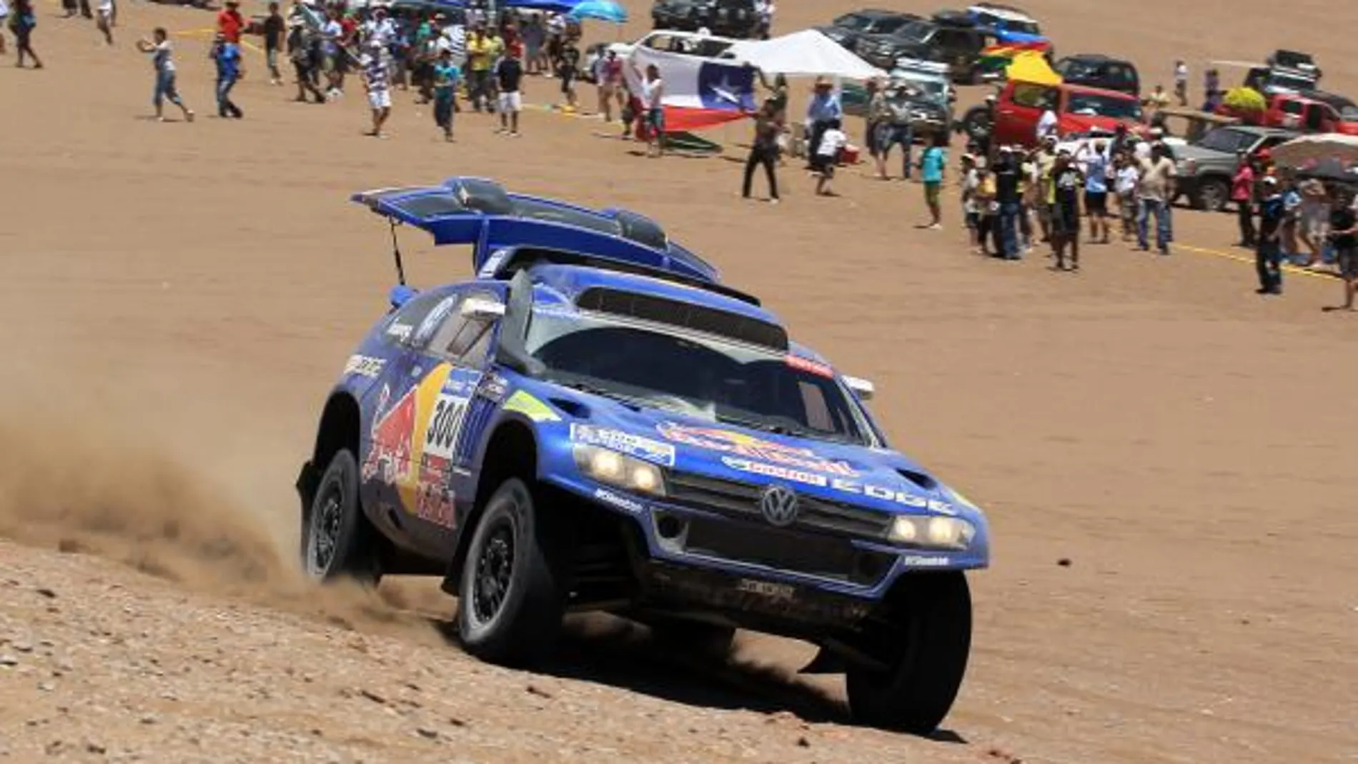 El piloto español Carlos Sáinz (abajo) desciende hacia el océano Pacífico hoy, jueves 6 de enero de 2011, al llegar a Iquique, Chile, durante el especial de la quinta etapa del "Rally"Dakar 2011, entre Calama e Iquique