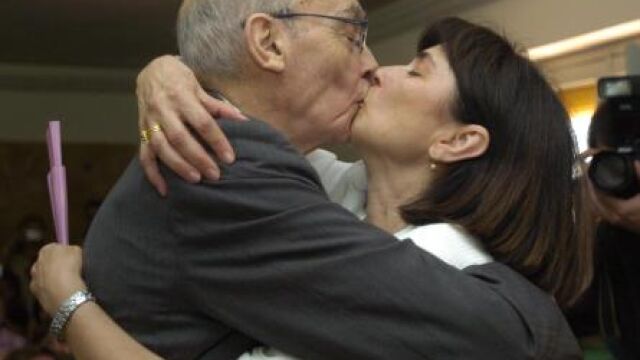 Saramago y su mujer, la periodista Pilar del Río, besándose