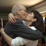 Saramago y su mujer, la periodista Pilar del Río, besándose