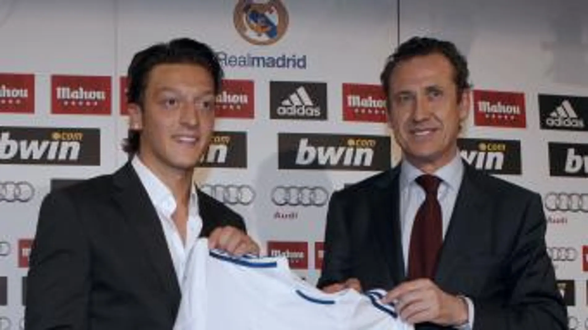 Valdano: «El fichaje de Ozil será el último, la plantilla está cerrada»