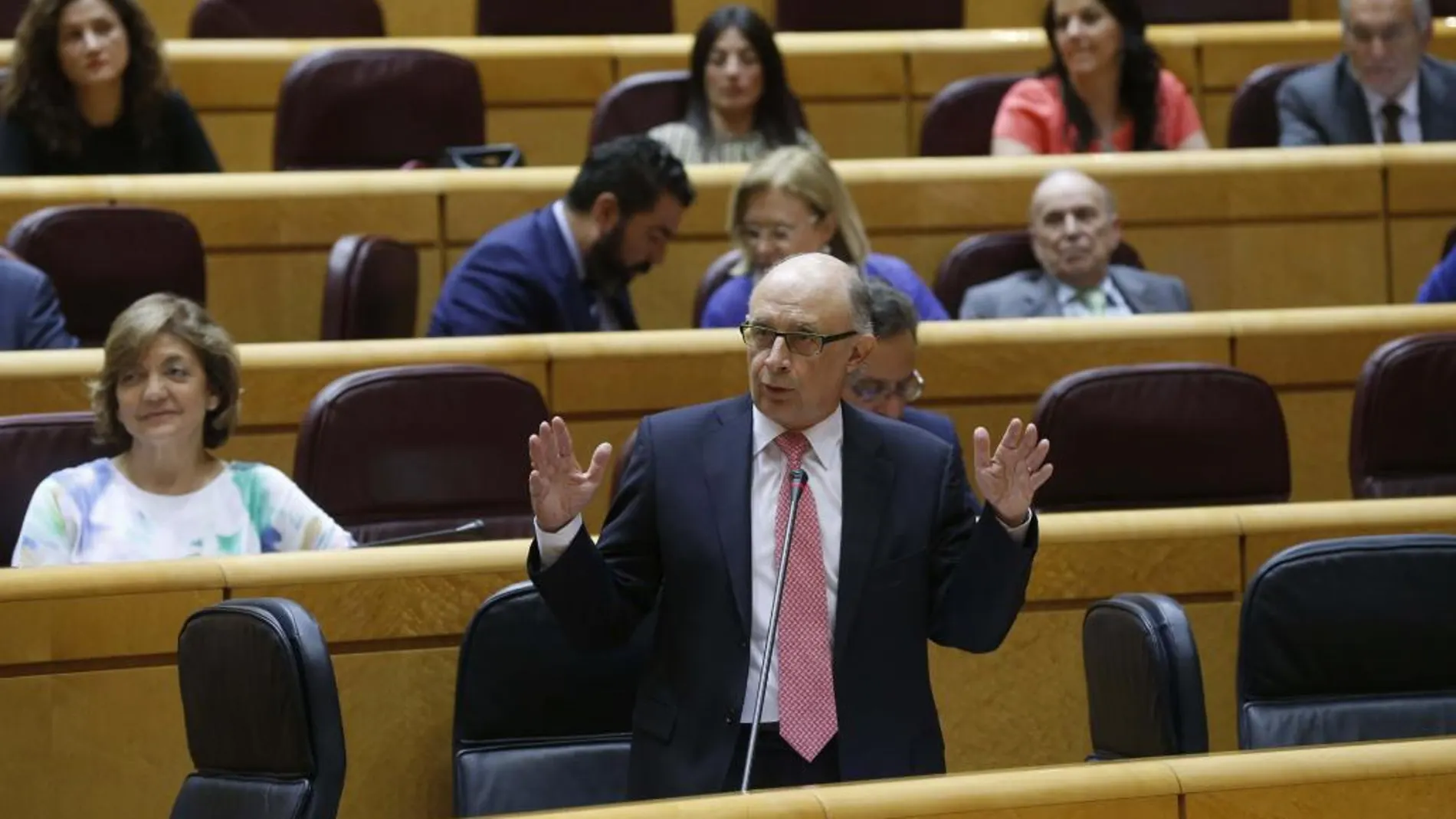 El ministro de Hacienda, Cristóbal Montoro, interviene durante la sesión de control al Gobierno, esta tarde en el pleno del Senado